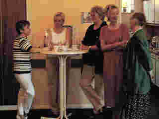 Fünf Damen am runden Tisch